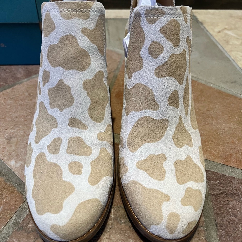 8.5 women’s TOMS Kallie Wedge. 1 pair.